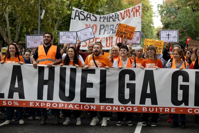 Numerosas personas sostienen una pancarta con lema 'Hacia la huelga general' durante la manifestación para exigir una reducción del precio de los alquileres de la vivienda, a 3 de octubre de 2026, en Madrid (España). El Sindicato de Inquilinas ha convocad