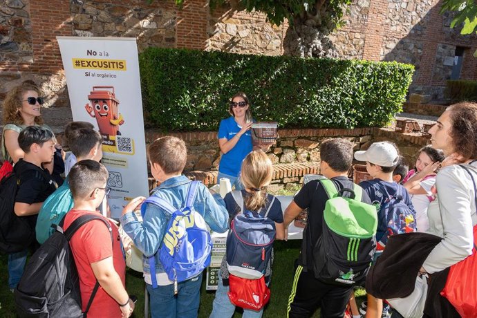 Alumnado de la provincia aprende a reciclar residuos en la jornada de puertas abiertas de la Diputación de Cáceres