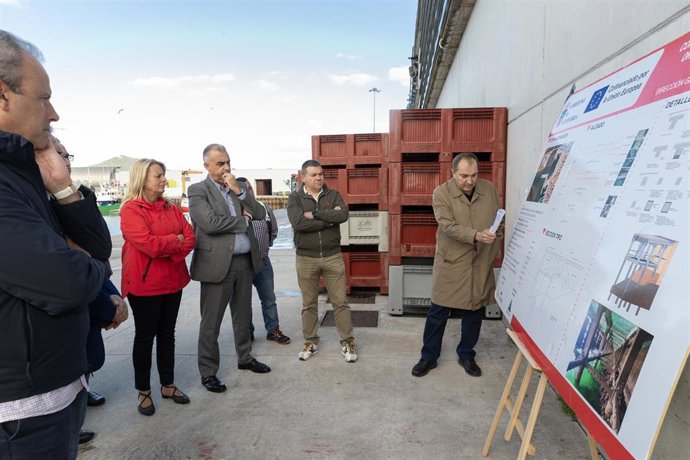 Los consejeros de Fomento y Pesca, Roberto Media y María Jesús Susinos, respectivamente, visitan las obras del Puerto de Santoña