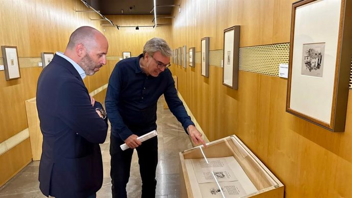 El delegado de Cultura, Eduardo Lucena (izda.), contempla grabados de José Pedro Gil Moreno de Mora.