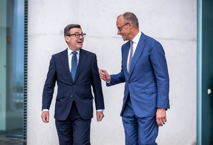 8 de outubro de 2026, Berlim: O chanceler alemão Friedrich Merz (à direita) caminha ao lado de Andy Burnham, primeiro-ministro do Reino Unido, antes do início de sua reunião a sós e da entrada em vigor do Tratado de Amizade entre a Alemanha e o Reino Unid