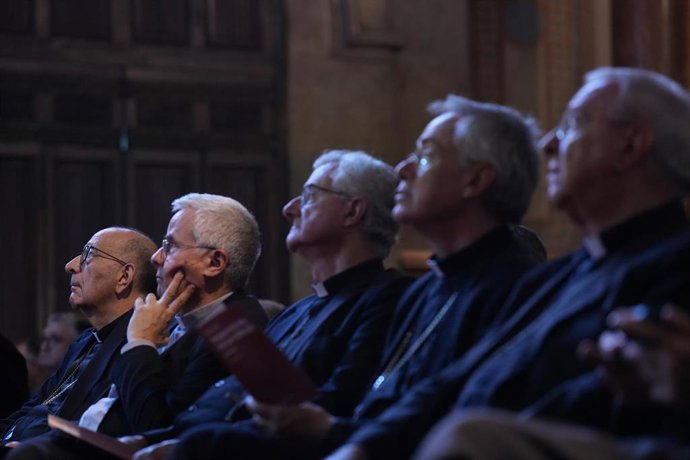 El cardenal Juan José Omella (i) durante la apertura del curso del Ateneu Universitari Sant Pacià, a 8 de octubre de 2026, en Barcelona, Catalunya (España)