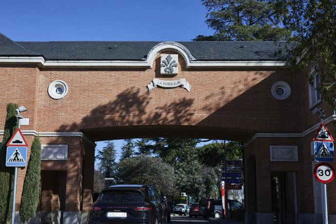 Archivo - Varios vehículos cruzan una de las entradas a La Moraleja.