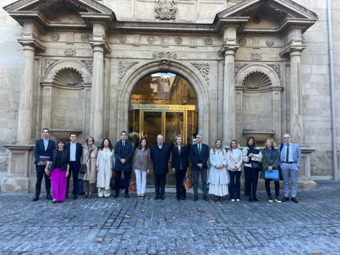 La consejera de Salud y Políticas Sociales, María Martín, acompañada de su equipo, comparece en el Parlamento de La Rioja
