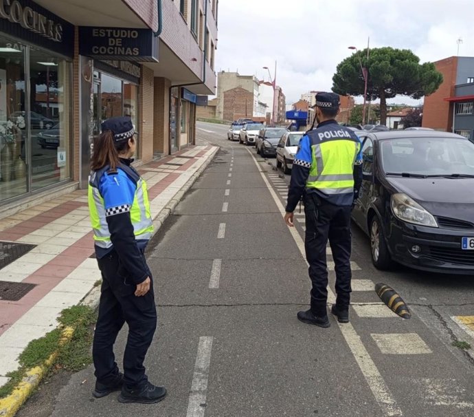 La Policía Local de San Andrés del Rabanedo (León) durante uno de los controles realizados en los últimos días.
