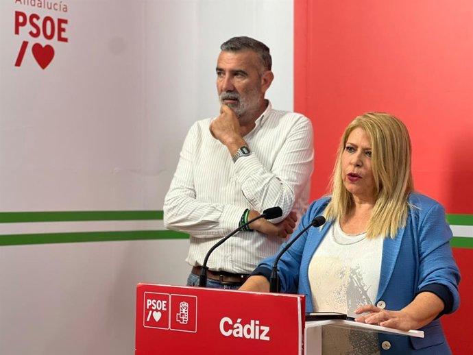 La presidenta del PSOE de Cádiz, Mamen Sánchez, y el vicesecretario general del PSOE gaditano y portavoz en la Diputación de Cádiz, Javier Pizarro, en rueda de prensa. 