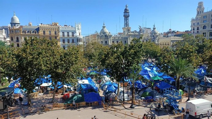 Imatge de l'Acampada València per la vivenda en la Plaça de l'Ajuntament.