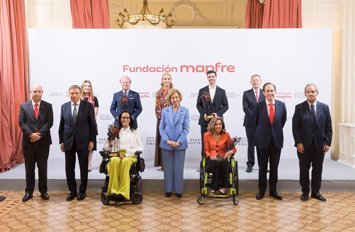 Foto de familia com SM la Reina Doña Sofía tras la entrega de los Premios Sociales de Fundación Mapfre de 2026