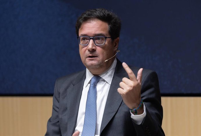 El ministro para la Transformación Digital y de la Función Pública, Óscar López, interviene en el acto de clausura del IV Consejo Asesor Internacional de la Inteligencia Artificial, a 8 de octubre de 2026, en Madrid (España).