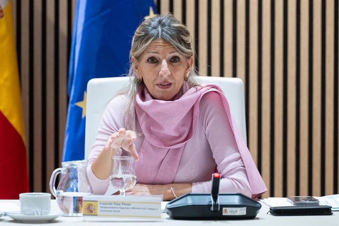 La  vicepresidenta segunda del Gobierno y ministra de Trabajo y Economía Social, Yolanda Díaz, preside la reunión de la Comisión Asesora para el Análisis del Salario Mínimo Interprofesional (SMI)