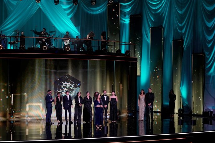 Equipo de 'Los domingos. Recogiendo el Premio Forqué a Mejor Película