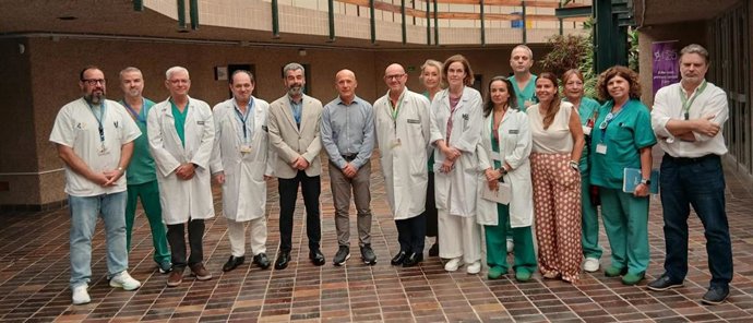 Un donante altruista de riñón (c) junto al equipo médico del HUC