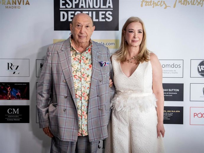 Francis Montesinos y Susan Villa, presidenta de Pasarela Española, en la presentación de la XX edición en la que se rendirá homenaje al diseñador