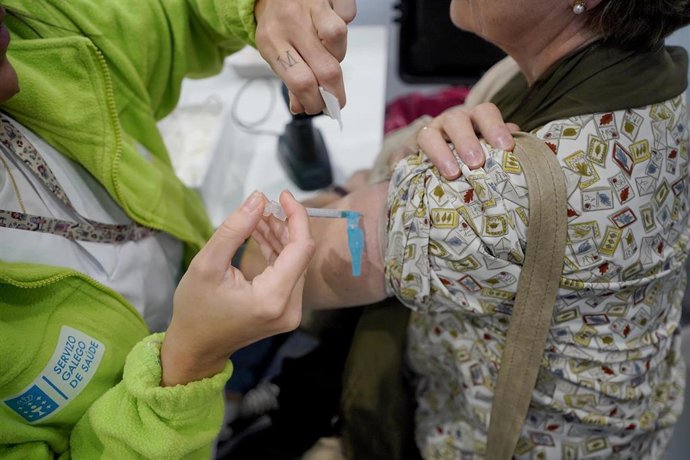 Archivo - Una persona se vacuna el día de apertura del Instituto Feiral de Vigo (Ifevi) para la doble inmunización frente al COVID y la gripe, a 26 de octubre de 2023, en Vigo