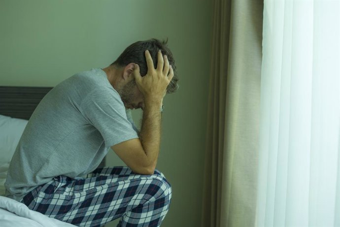 Archivo - Arquivo - Homem triste sentado na cama.