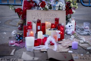 Flores y velas en homenaje a Maricarmen Abascal durante la acampada por la vivienda, en la Puerta del Sol, a 8 de octubre de 2026, en Madrid (España). 