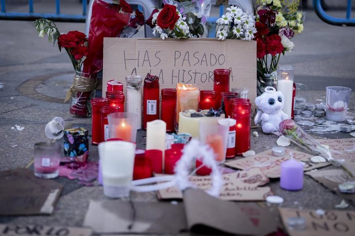 Flores y velas en homenaje a Maricarmen Abascal durante la acampada por la vivienda, en la Puerta del Sol, a 8 de octubre de 2026, en Madrid (España). 