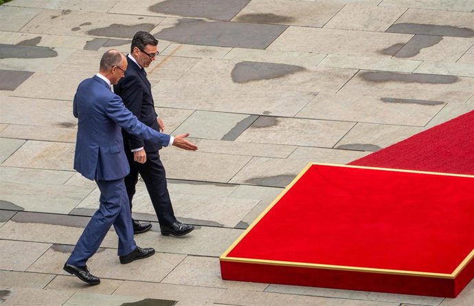 El primer ministro británico, Andy Burnham, junto al canciller alemán, Friedrich Merz.