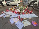 Foto: Vecinos dejan flores, velas y mensajes ante el portal de Maricarmen: "Que la vivienda no cueste ninguna vida más"