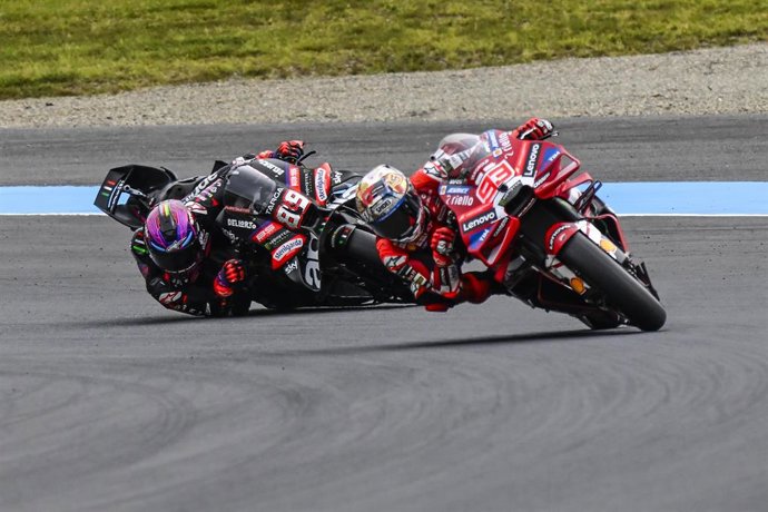 Marc Márquez (Ducati) y Jorge Martín (Aprilia), durante el GP de Japón de MotoGP 2026 en Motegi