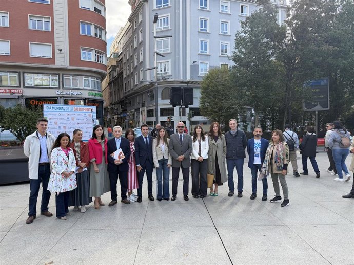 Foto de familia de las autoridades en el acto
