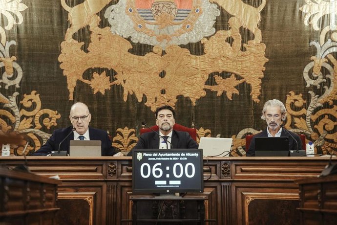 El vicealcalde de Alicante, Manuel Villar (i), durante su intervención en el pleno extraordinario celebrado este jueves en el Ayuntamiento