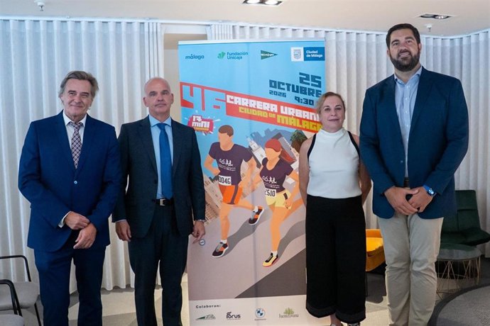 Archivo - El concejal delegado de Deporte, Borja Vivas, junto al director de Actividades Sociales de la Fundación Unicaja, Gerardo Lerones; y el director de Relaciones Institucionales de Andalucía de El Corte Inglés, Eduardo Barrero