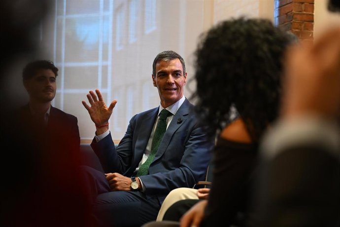 El presidente del Gobierno, Pedro Sánchez, durante una reunión con estudiantes  