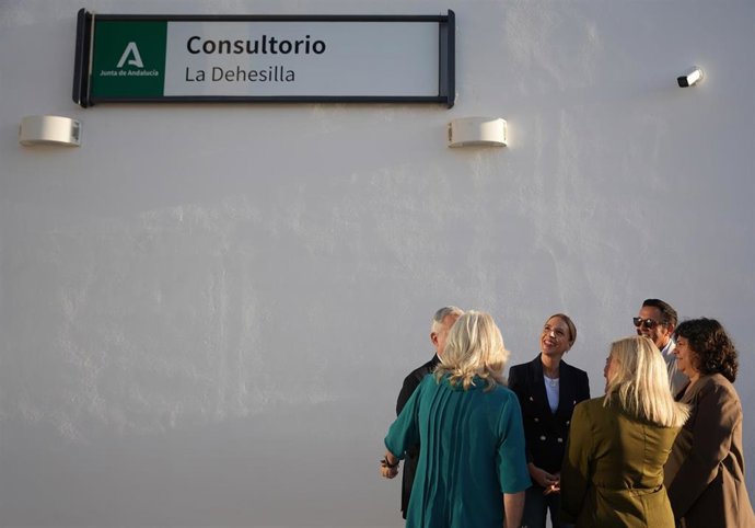 La presidenta de la Diputación de Cádiz, Almudena Martínez, junto a otras autoridades en el nuevo centro de salud La Dehesilla, de Sanlúcar de Barrameda (Cádiz)