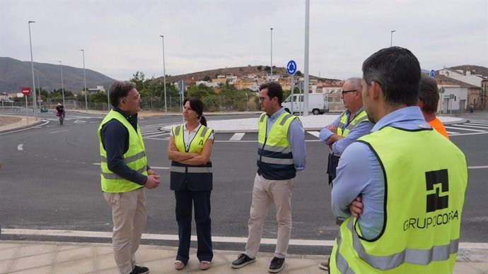 El delegado de la Junta de Andalucía en Almería, Francisco Góngora, junto a la delegada territorial Dolores Martínez Utrera y el alcalde de Berja, José Carlos Lupión, durante la visita a las obras de la A-358.
