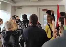 Escrache a un profesor de la UGR a grito de "Fuera rentistas de la Universidad".