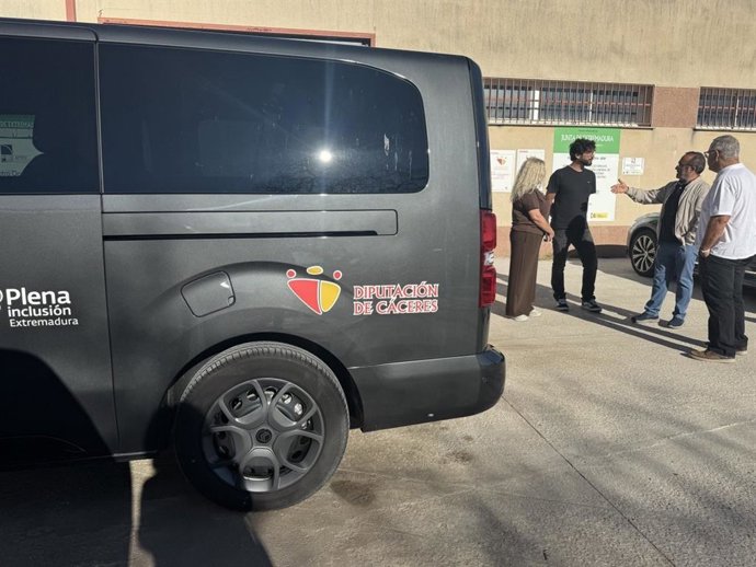 Una furgoneta de APTO adaptada con un subvención de la Diputación de Cáceres