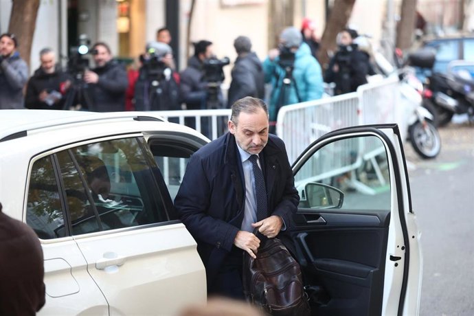 Archivo - El exministro José Luis Abalos a su llegada al Tribunal Supremo, a 27 de noviembre de 2025, en Madrid (España).