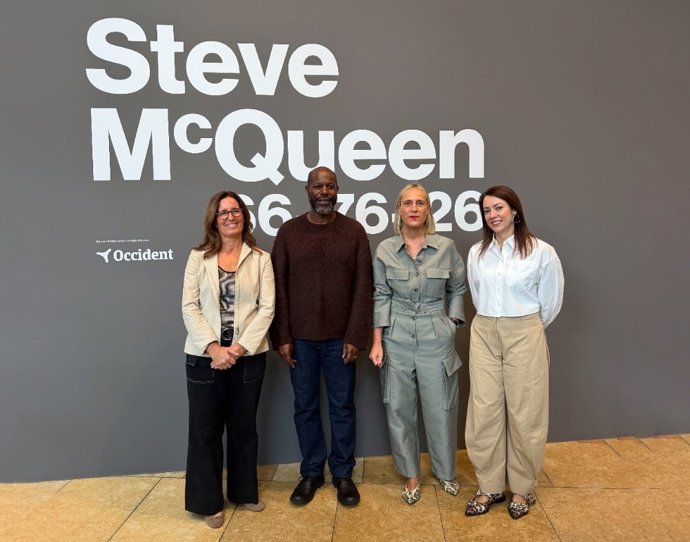 Presentación de la  instalación '66–76–26' con Maria José Álvarez (directora de Estrategia de Cliente, Marketing y Comunicación de Occident), el artista Steve MᶜQueen, y Miren Arzalluz (directora del Museo Guggenheim Bilbao)