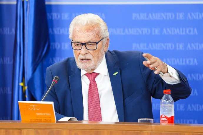 El Defensor de la Infancia y Adolescencia de Andalucía, Jesús Maeztu, informa a los medios sobre el contenido del Informe Anual de Infancia y Adolescencia en el Parlamento de Andalucía. A 8 de octubre de 2026 en Sevilla (Andalucía, España). El Defensor de