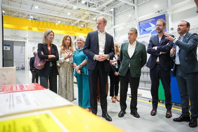 El CEO de Commercial Aircraft en Airbus, Lars Wagner, con el vicepresidente primero de la Junta de Andalucía , Antonio Sanz, en  el acto organizado por Airbus ‘Cádiz por todo lo alto’.