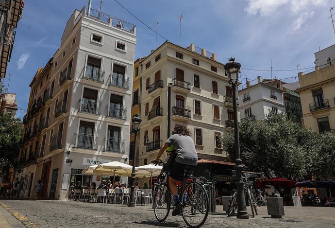 Archivo - Arxiu - Diversos turistes recorren la ciutat, a 28 de maig del 2024, a València, Comunitat Valenciana (Espanya).