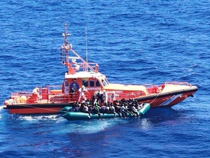 Neumática rescatada por Salvamento Marítimo