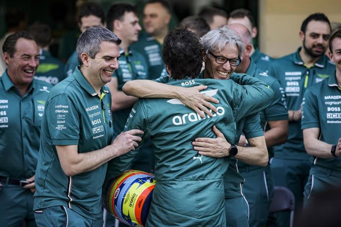 Archivo - Mike Krack abraza a Fernando Alonso tras una carrera