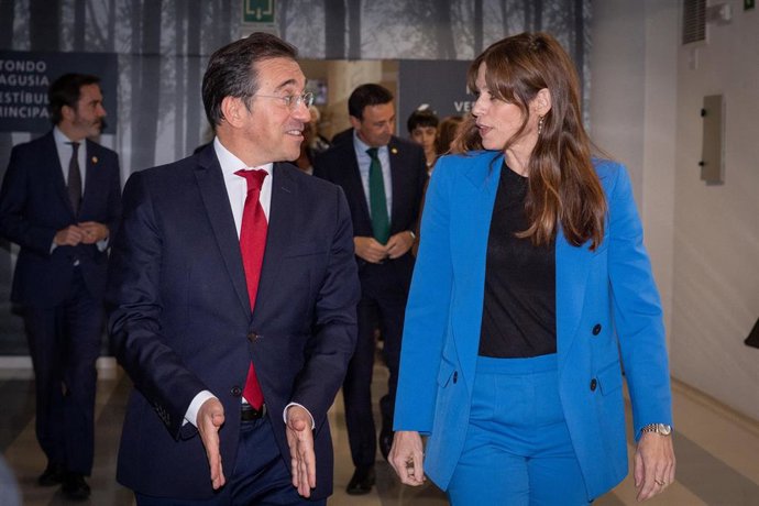 El ministro Albares con la alcaldesa, Maider Etxebarria