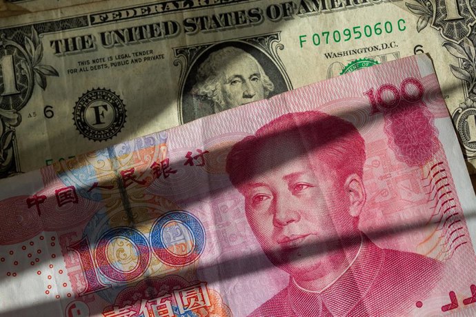 Archivo - FILED - 09 April 2025, Berlin: FILE PHOTO - Chinese Yuan and US Dollar banknotes. Photo: Fernando Gutierrez-Juarez/dpa