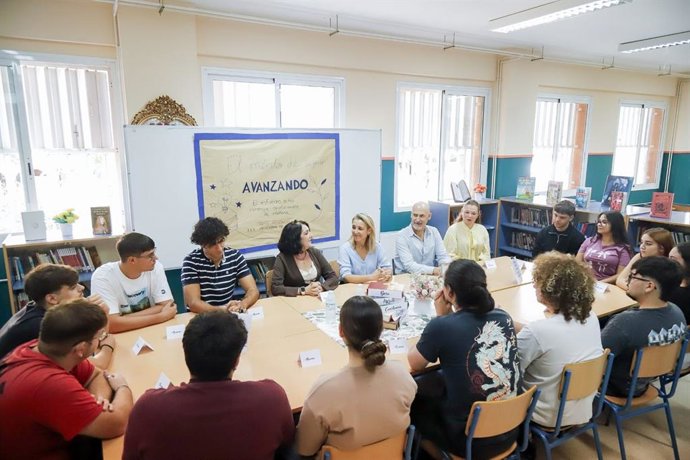 Visita de la corporación del Ayuntamiento de Alcalá (Sevilla) al IES Cristóbal de Monroy