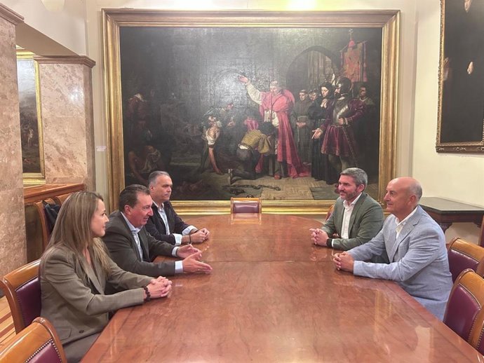 El presidente del PP de Huelva, Manuel Andrés González, en un encuentro mantenido en el Senado.