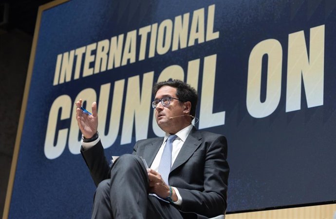 El ministro para la Transformación Digital y de la Función Pública, Óscar López, interviene en el acto de clausura del IV Consejo Asesor Internacional de la Inteligencia Artificial, a 8 de octubre de 2026, en Madrid (España). 