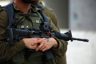 Archivo - May 13, 2020, Jenin, Jenin, Palestinian Territory: Israeli forces stand guard after an Israeli soldier was killed by a rock thrown during an arrest raid, in Yabad near the West Bank, city of Jenin, on May 13, 2020