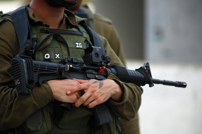 Archivo - May 13, 2020, Jenin, Jenin, Palestinian Territory: Israeli forces stand guard after an Israeli soldier was killed by a rock thrown during an arrest raid, in Yabad near the West Bank, city of Jenin, on May 13, 2020