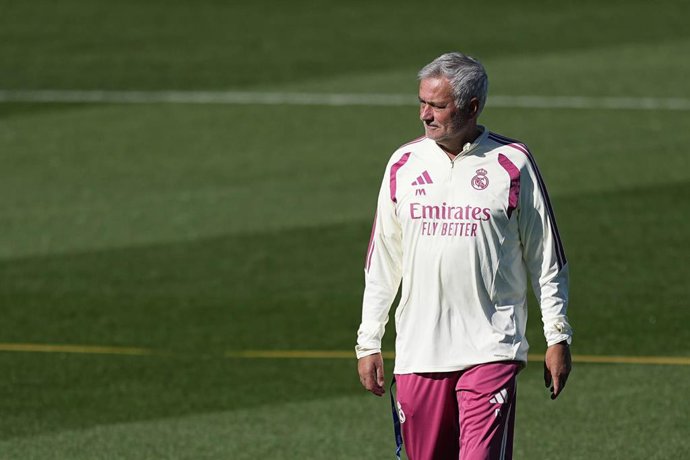 Archivo - José Mourinho, técnico del Real Madrid, durante un entrenamiento en Valdebebas.