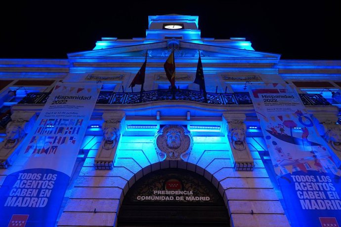 Archivo - Imagen de archivo de la Real Casa de Correos iluminada de turquesa en apoyo a las personas con dislexia.
