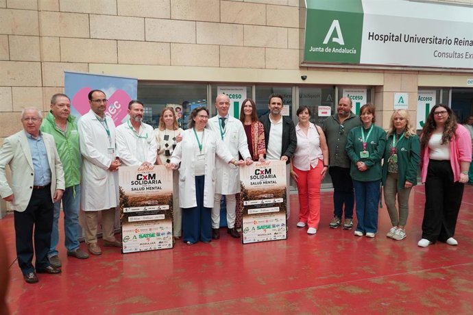Foto de familia de organizadores y patrocinadores de la carrera, así como Asaenec y el director gerente del Reina Sofía (centro).