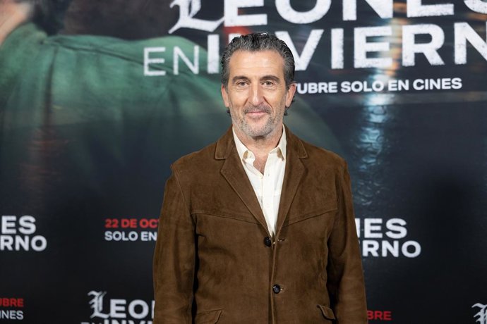 El actor Luis Zahera posa en el photocall por la película ‘Leones en invierno’, a 8 de octubre de 2026, en Madrid (España). ‘Leones en invierno’ es un thriller dramático dirigido por Albert Pintó y protagonizado por Luis Zahera, con estreno previsto en ci